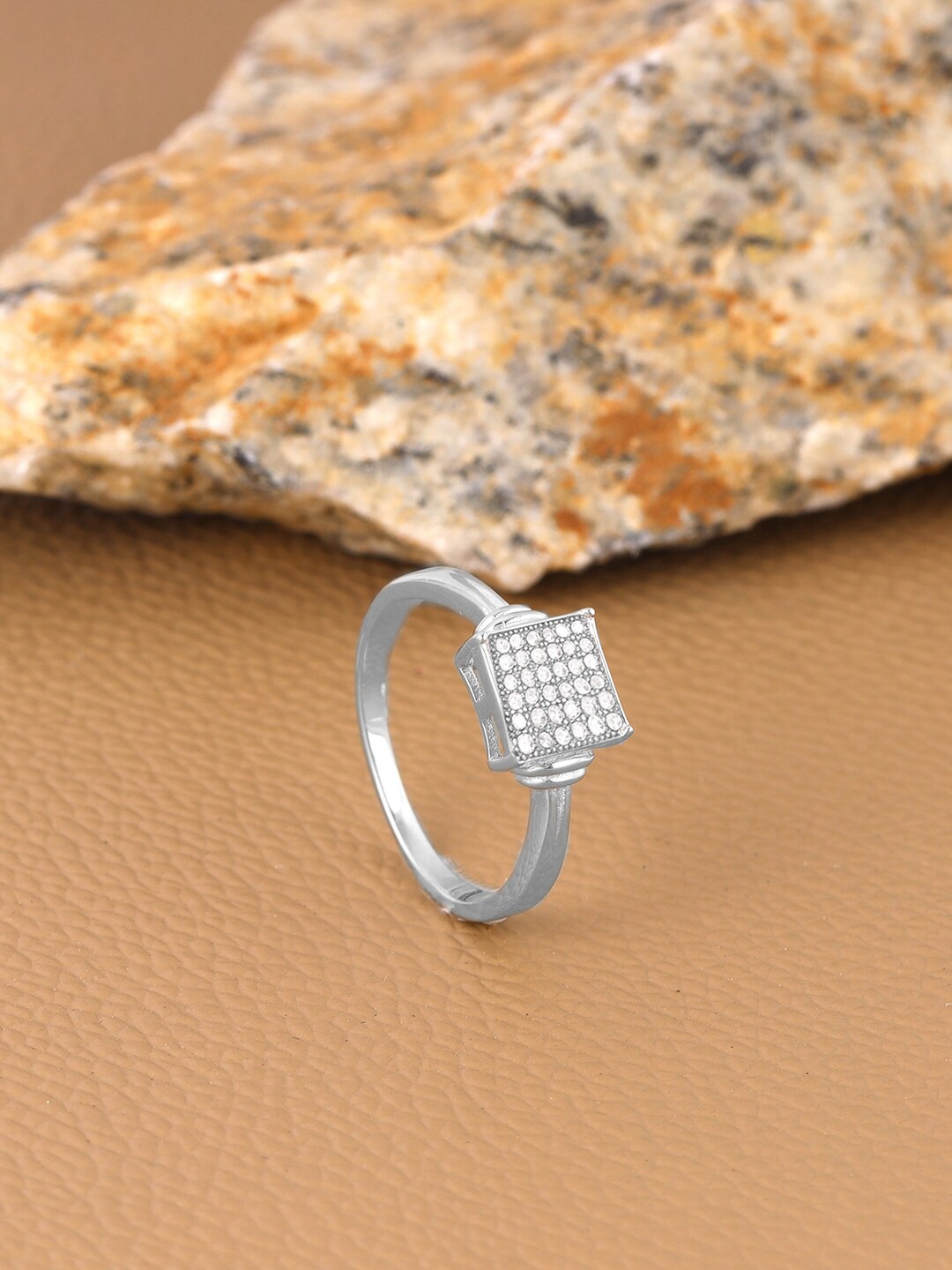 GIVA Men 92.5 Sterling Silver Rhodium-Plated Artificial-Stones Studded Square Finger Ring
GIVA Men 92.5 Sterling Silver Rhodium-Plated Artificial-Stones Studded Square Finger Ring