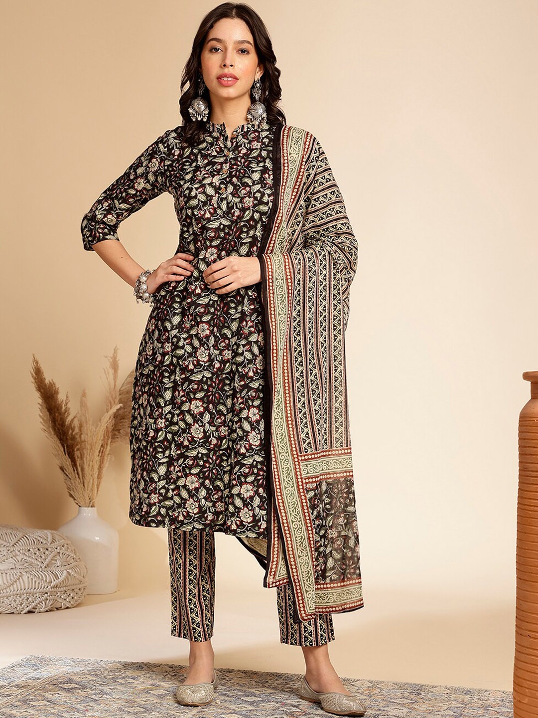 Anouk Floral Mandarin Collar Regular Sleeves Pure Cotton Kurta With Trousers & Dupatta, Black
Anouk Floral Mandarin Collar Regular Sleeves Pure Cotton Kurta With Trousers & Dupatta, Black