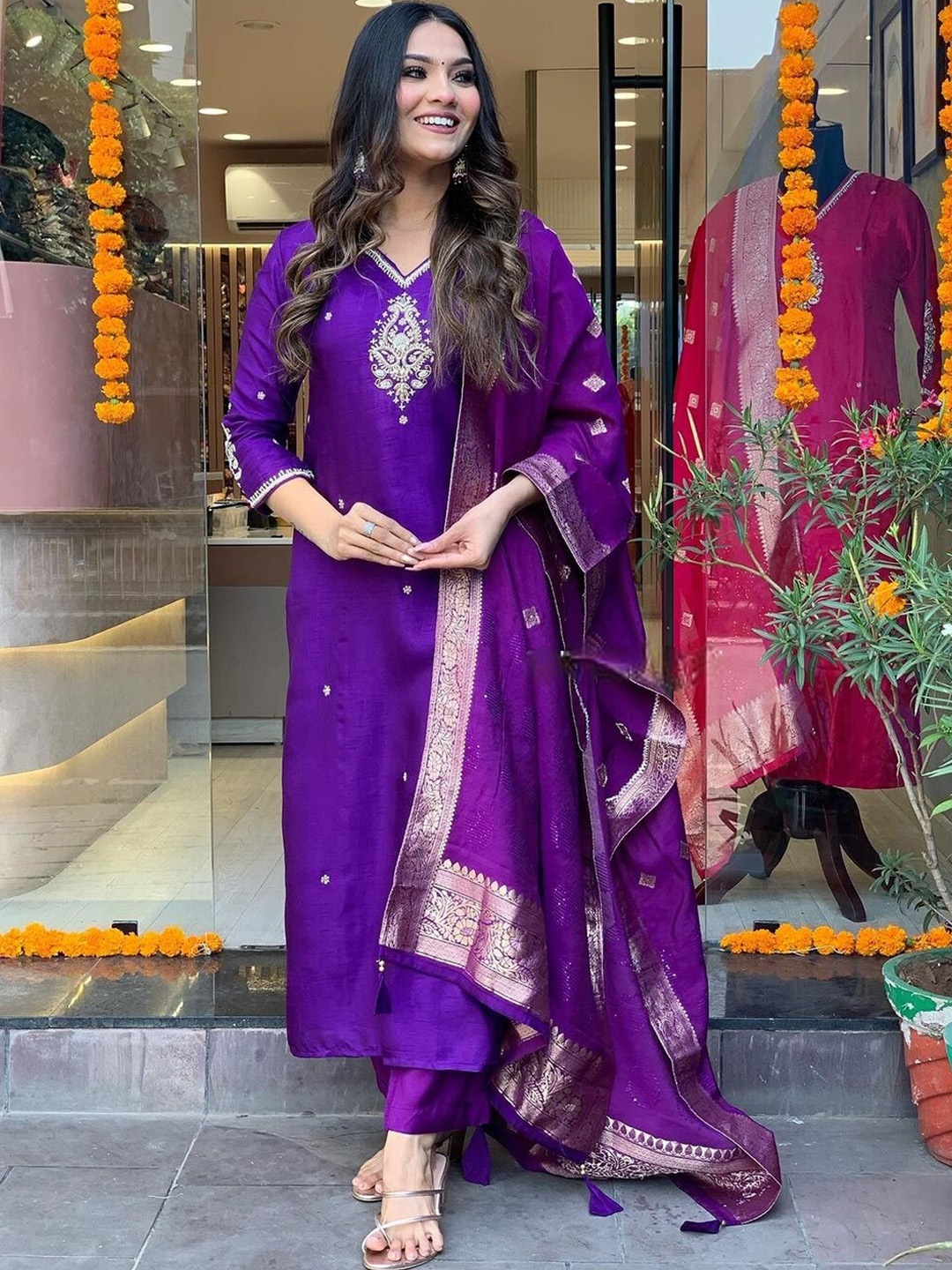 J.KANJI Ethnic Motifs Embroidered Regular Zardozi Kurta with Trousers & Dupatta, Purple
J.KANJI Ethnic Motifs Embroidered Regular Zardozi Kurta with Trousers & Dupatta, Purple