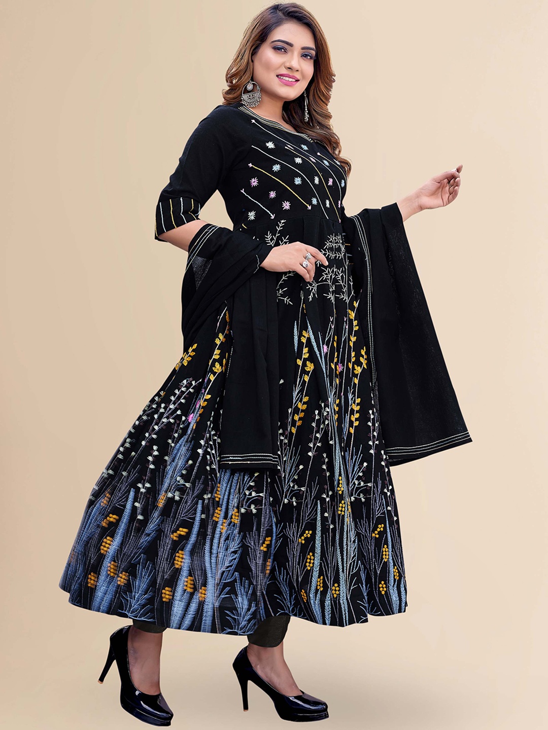 TITANIUM SILK INDUSTRIES PVT. LTD. Floral Printed Regular Thread Work Linen Kurta Set, Black
TITANIUM SILK INDUSTRIES PVT. LTD. Floral Printed Regular Thread Work Linen Kurta Set, Black