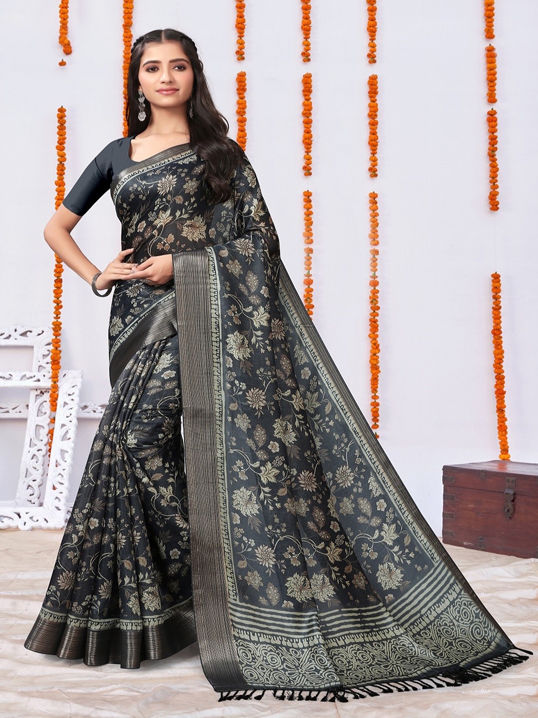 ARYZE Floral Printed Zari Saree, Black