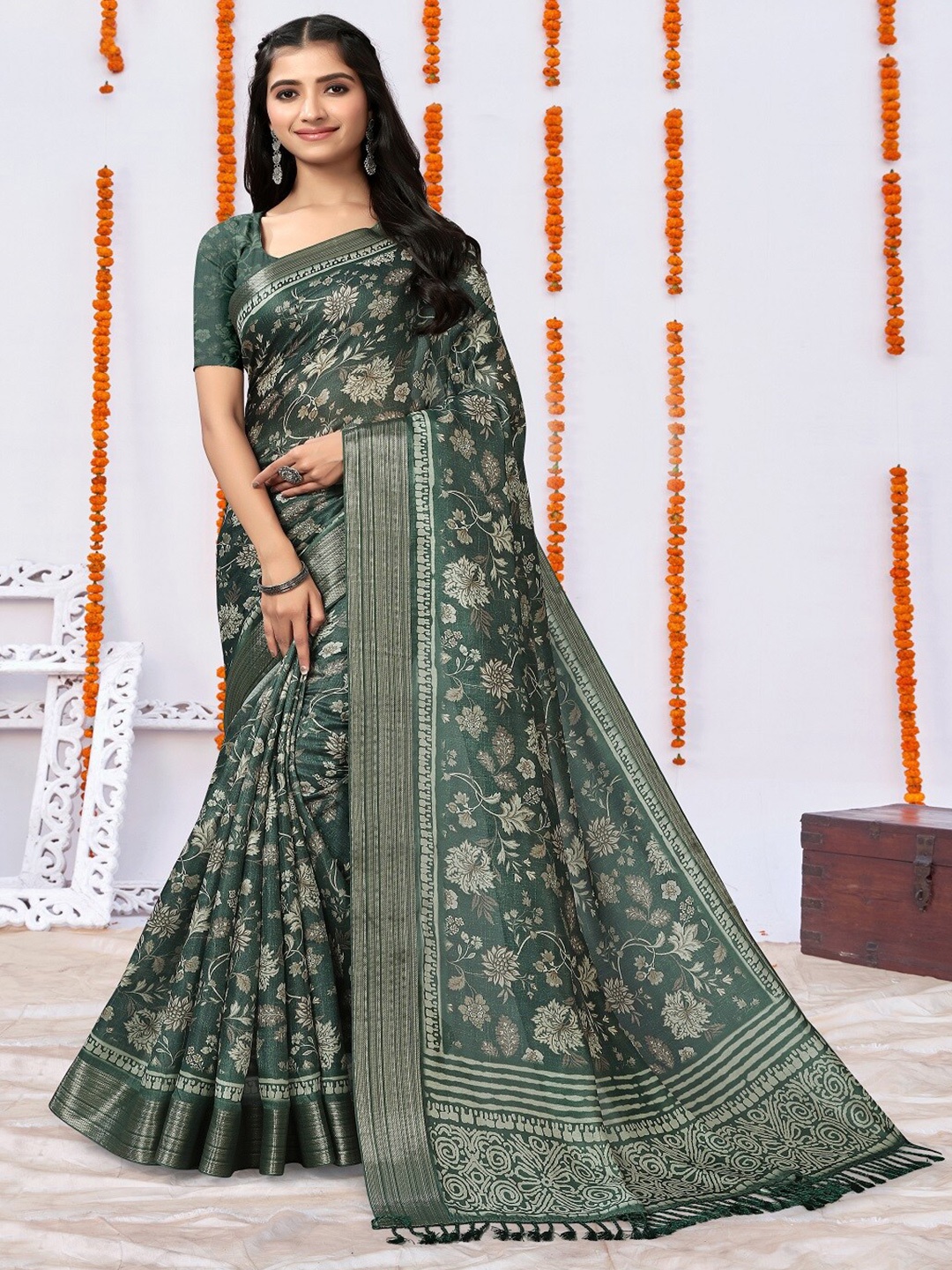 ARYZE Floral Printed Zari Saree, Green
