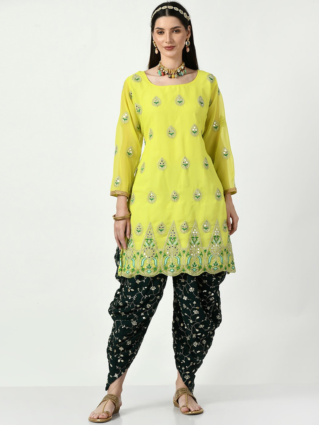 Angroop Ethnic Motifs Embroidered Regular Sequinned Kurta With Patiala & Dupatta, Yellow
Angroop Ethnic Motifs Embroidered Regular Sequinned Kurta With Patiala & Dupatta, Yellow