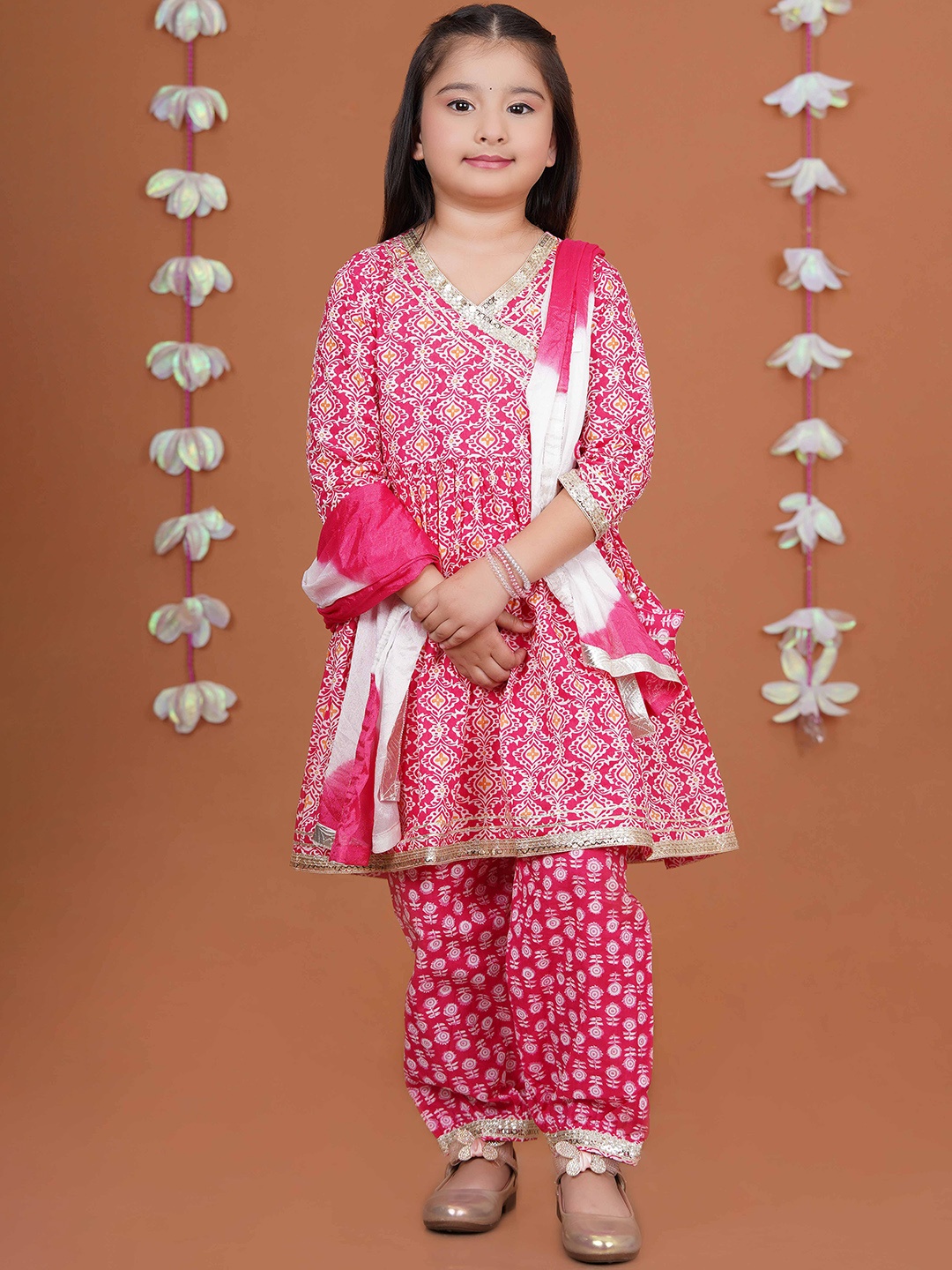 Stuffie Land Girls Floral Printed Regular Pure Cotton Kurta with Salwar & With Dupatta, Pink
Stuffie Land Girls Floral Printed Regular Pure Cotton Kurta with Salwar & With Dupatta, Pink