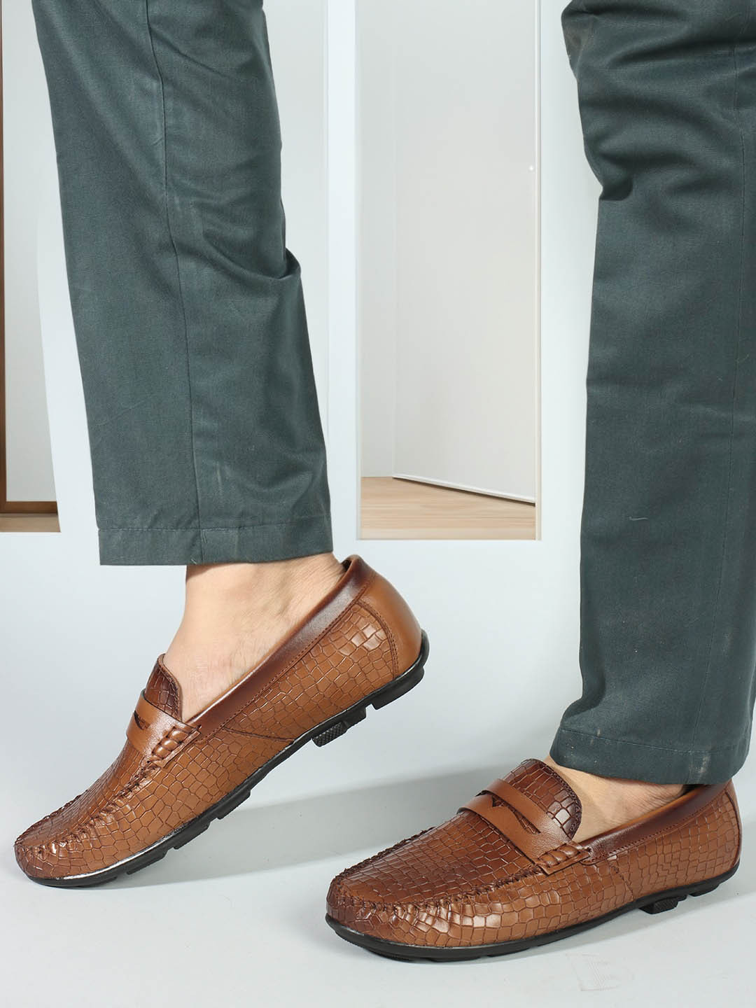 Carlton London Men Textured Round Toe Lightweight Leather Loafers, Tan 
Carlton London Men Textured Round Toe Lightweight Leather Loafers, Tan