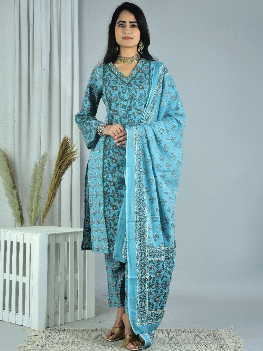 BAESD Floral Embroidered Regular Sequinned Pure Cotton Kurta with Trousers & Dupatta, Blue
BAESD Floral Embroidered Regular Sequinned Pure Cotton Kurta with Trousers & Dupatta, Blue