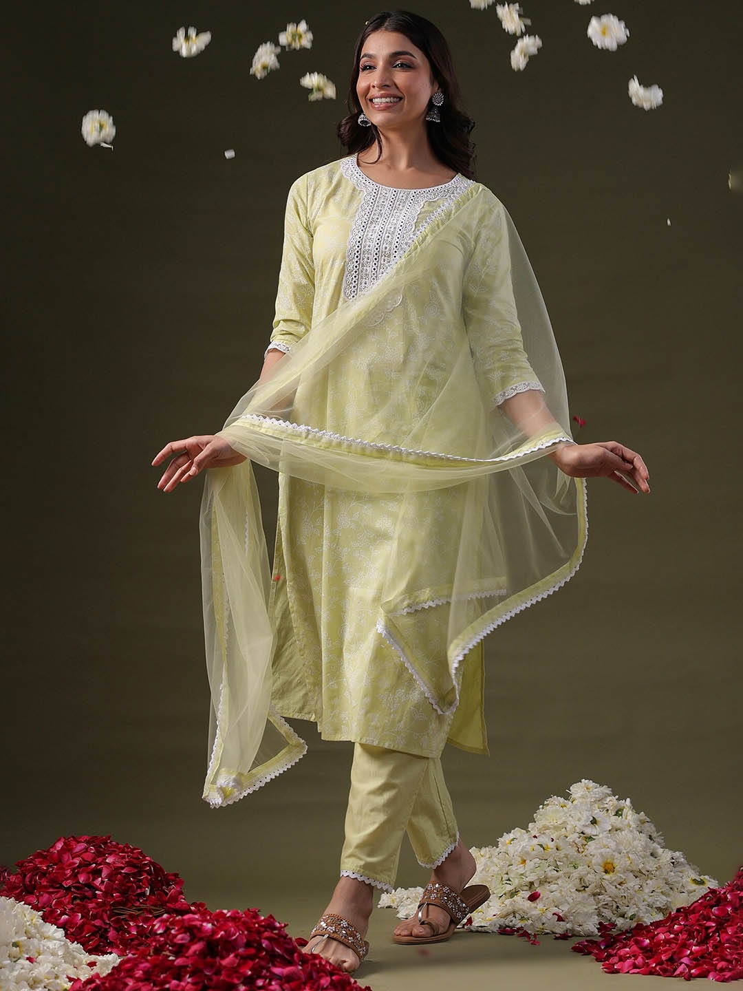 Indo Era Floral Embroidered Thread Work Pure Cotton Kurta with Trousers & With Dupatta, Green
Indo Era Floral Embroidered Thread Work Pure Cotton Kurta with Trousers & With Dupatta, Green