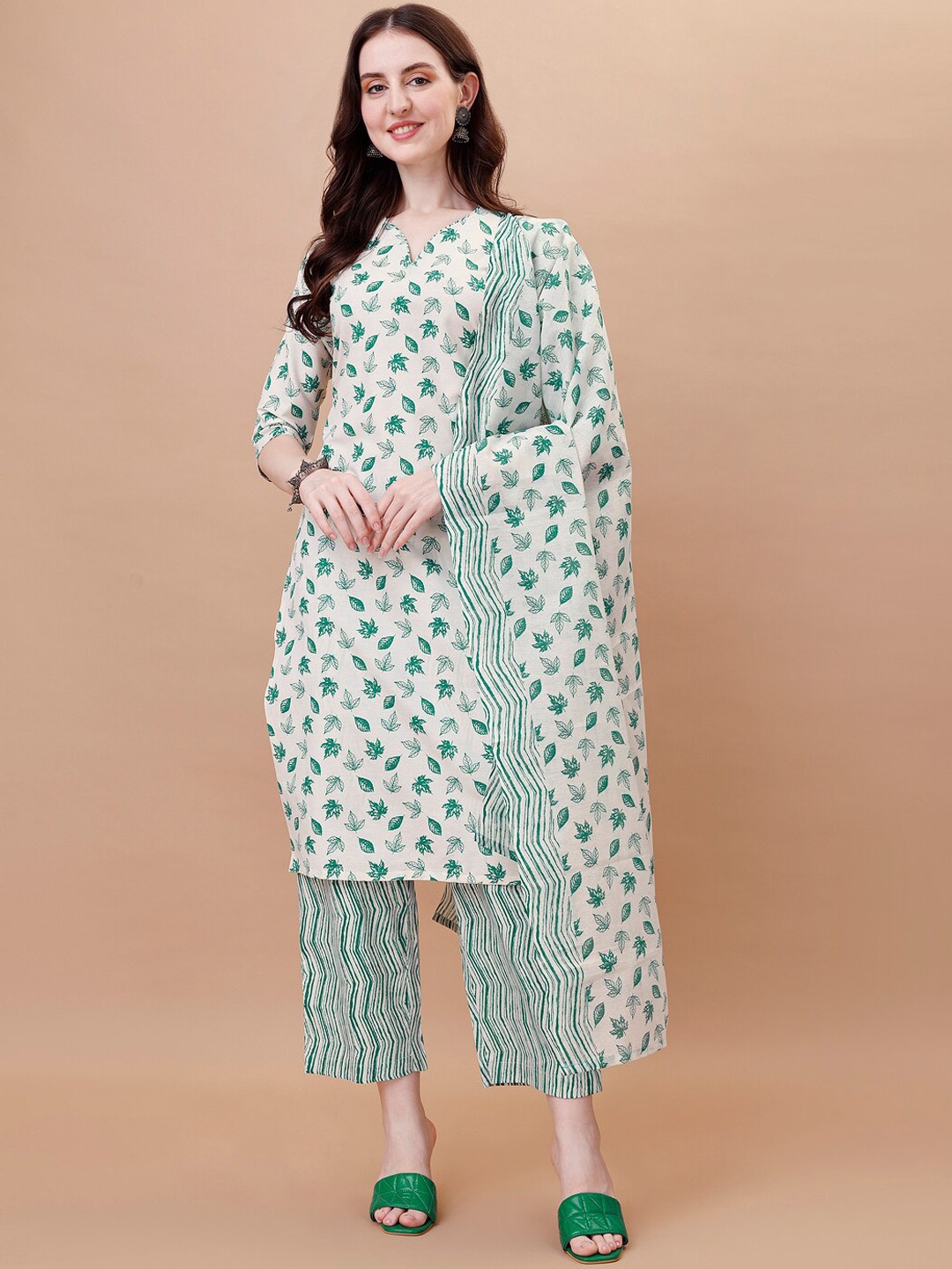 CaniBani Floral Printed Regular Pure Cotton Straight Kurta with Trousers & Dupatta, White
CaniBani Floral Printed Regular Pure Cotton Straight Kurta with Trousers & Dupatta, White
