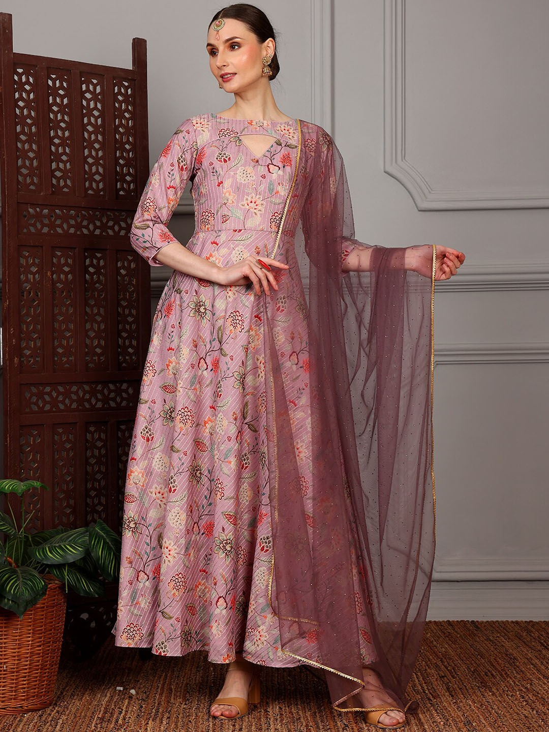 Ethnovog Floral Printed Hey Hole Neck Thread Work Kurta with Trousers & With Dupatta, Mauve
Ethnovog Floral Printed Hey Hole Neck Thread Work Kurta with Trousers & With Dupatta, Mauve