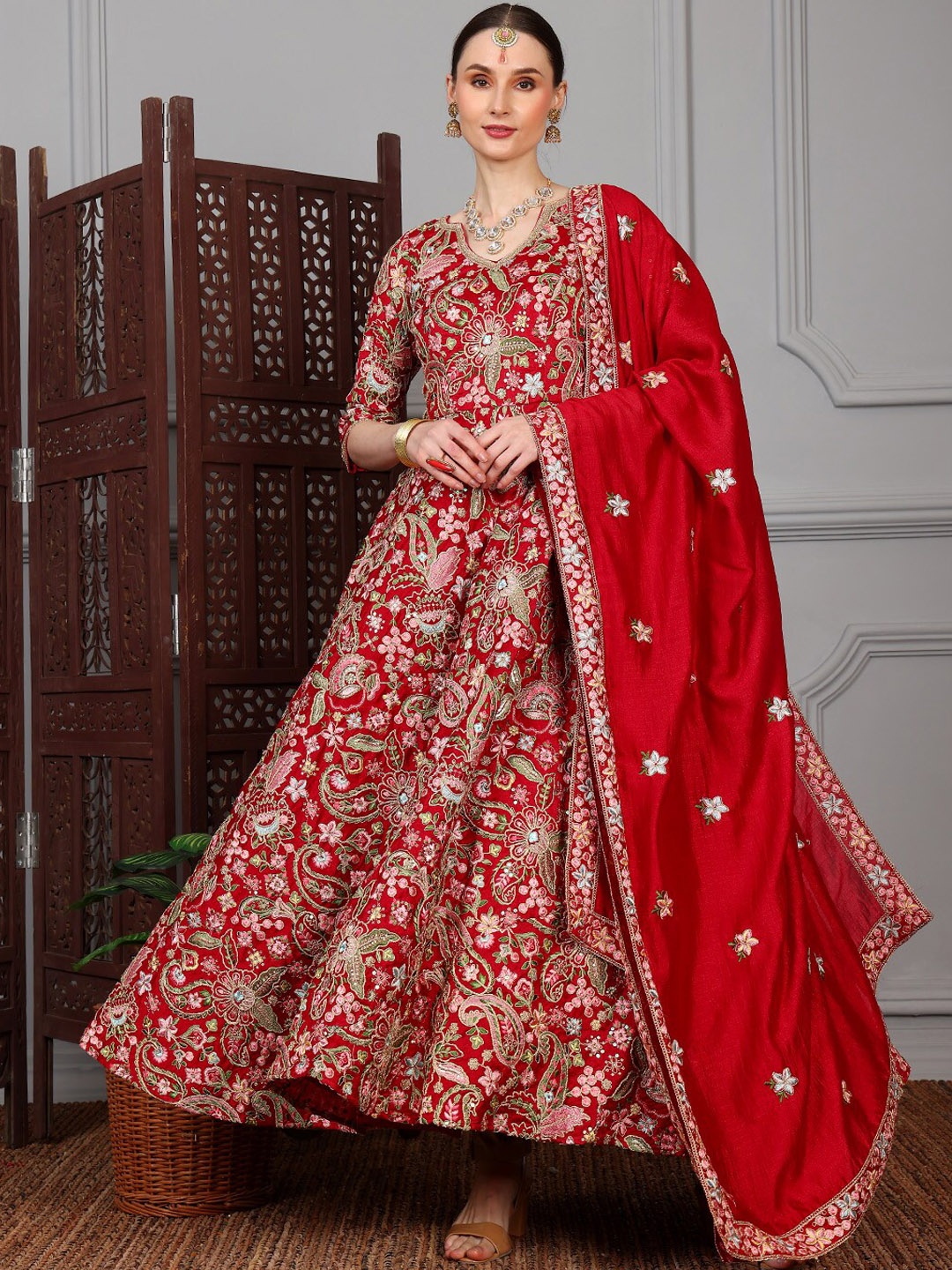Ethnovog Ethnic Motifs Embroidered Thread Work Kurta with Trousers & With Dupatta, Maroon
Ethnovog Ethnic Motifs Embroidered Thread Work Kurta with Trousers & With Dupatta, Maroon
