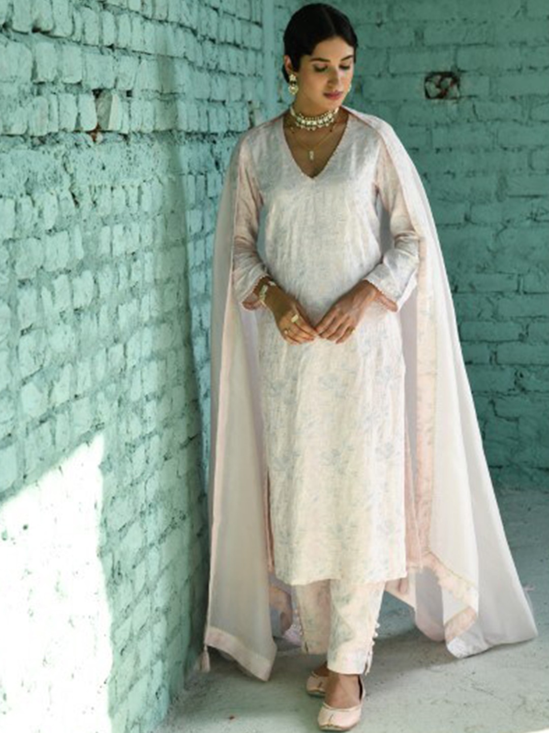 KARAJ JAIPUR Ethnic Motifs Embroidered V-Neck Linen Straight Kurta With Trouser & Dupatta, Pink
KARAJ JAIPUR Ethnic Motifs Embroidered V-Neck Linen Straight Kurta With Trouser & Dupatta, Pink