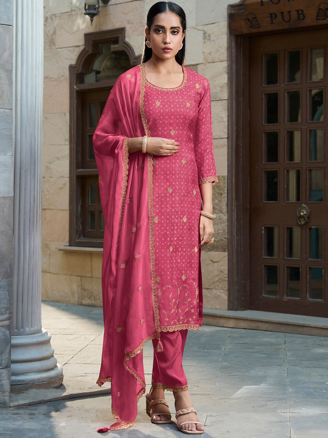 Seerat Ethnic Motifs Printed Regular Thread Work Pure Silk Kurta with Trousers & Dupatta, Magenta
Seerat Ethnic Motifs Printed Regular Thread Work Pure Silk Kurta with Trousers & Dupatta, Magenta