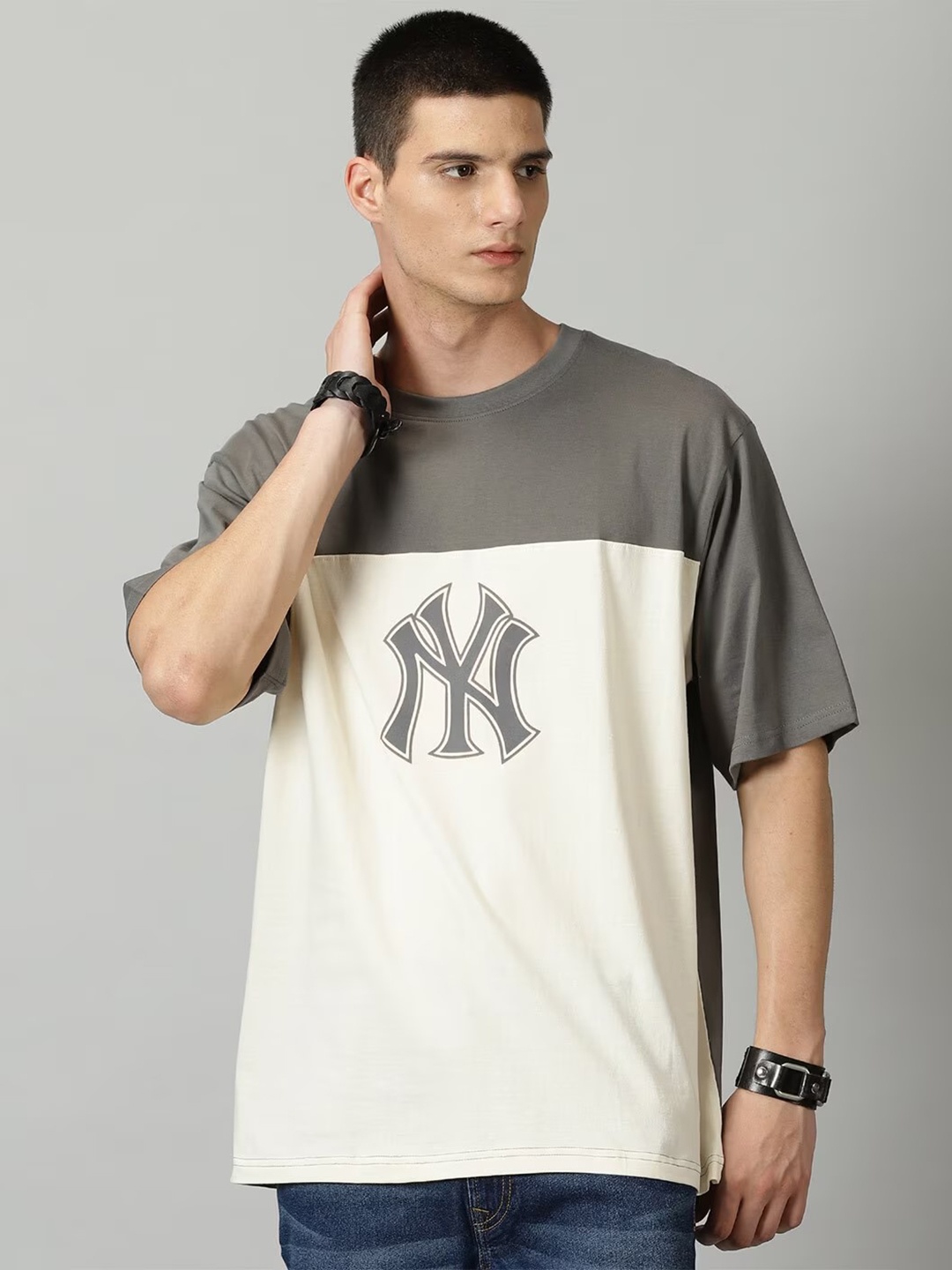 THE HOLLANDER Colourblocked Drop-Shoulder Sleeves Oversized Fit Cotton T-shirt, Grey
THE HOLLANDER Colourblocked Drop-Shoulder Sleeves Oversized Fit Cotton T-shirt, Grey