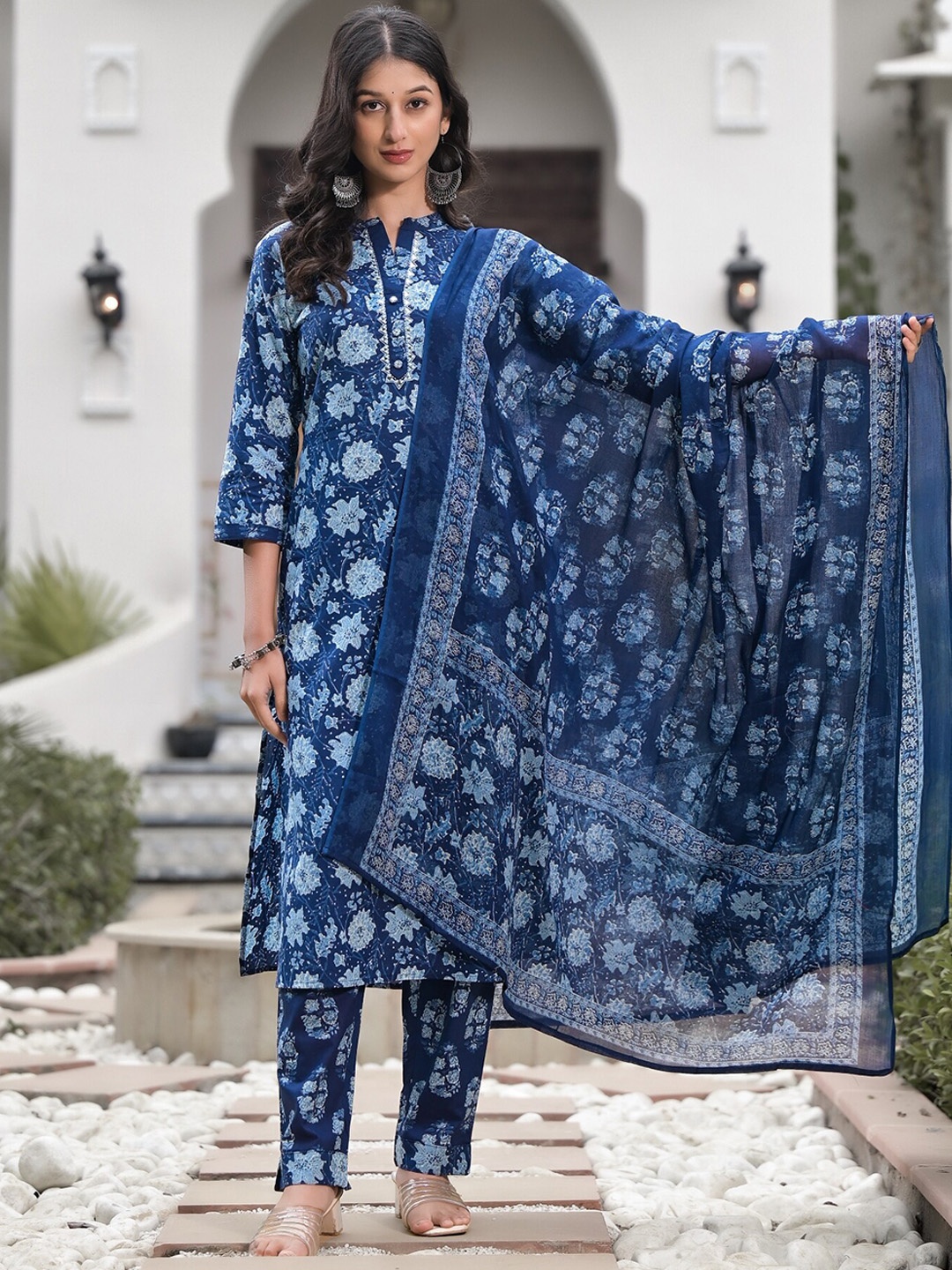 The Kapas Floral Printed Regular Pure Cotton Kurti with Trousers & With Dupatta, Navy blue
The Kapas Floral Printed Regular Pure Cotton Kurti with Trousers & With Dupatta, Navy blue