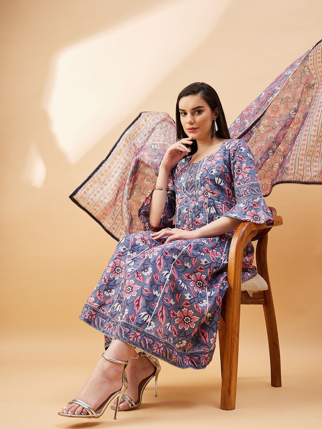 Anouk Floral Printed Regular Pure Cotton Anarkali Kurta with Trousers & Dupatta, Grey
Anouk Floral Printed Regular Pure Cotton Anarkali Kurta with Trousers & Dupatta, Grey