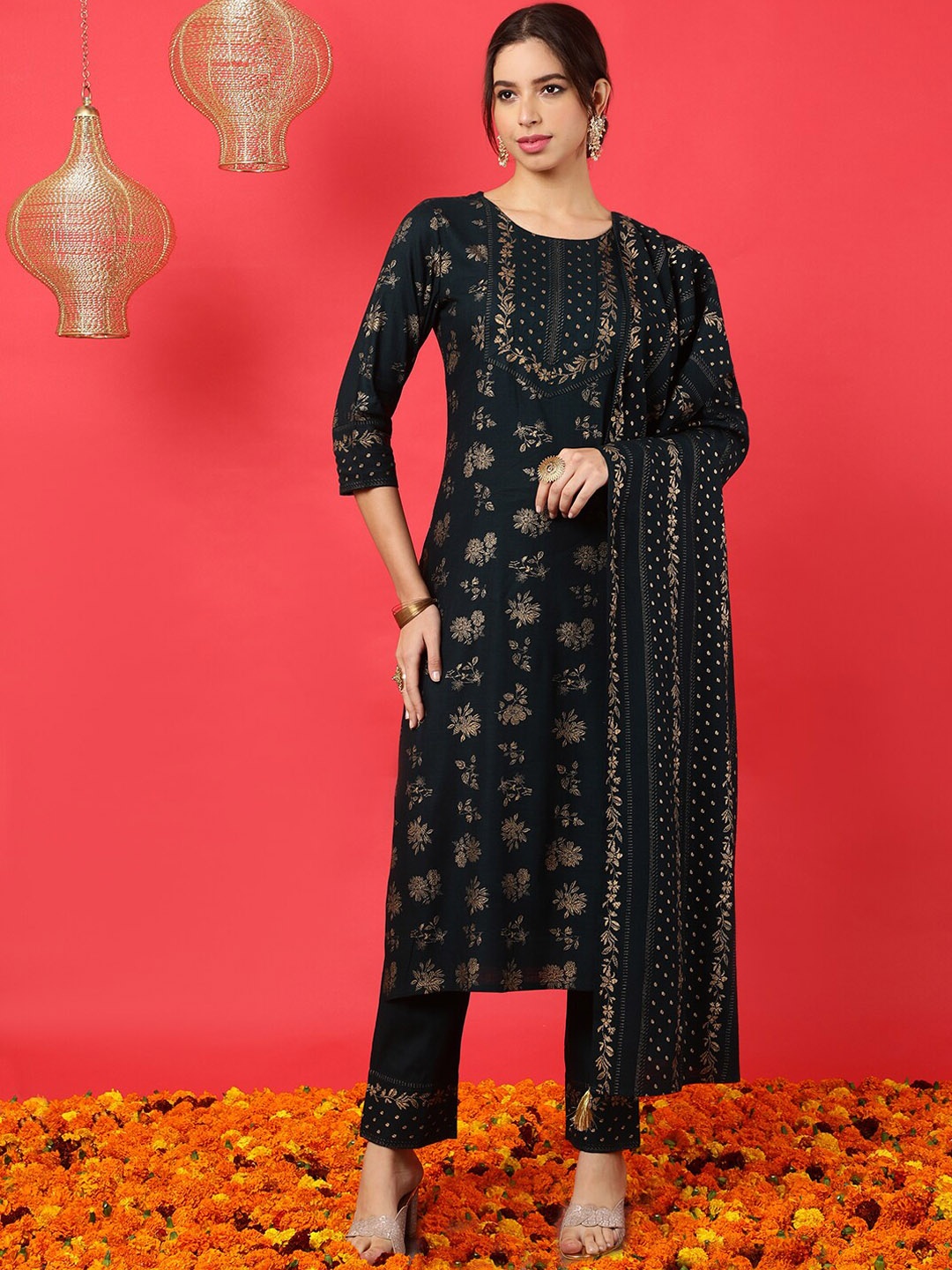 Chandbaali Floral Printed Round Neck Straight Kurta with Trousers & With Dupatta, Green
Chandbaali Floral Printed Round Neck Straight Kurta with Trousers & With Dupatta, Green