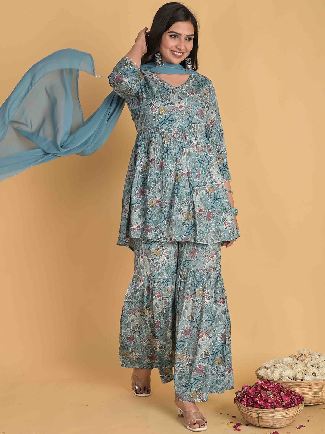 Do Dhaage Floral Printed V-Neck Three-Quarter Sleeves Beads and Stones Kurta Set, Blue
Do Dhaage Floral Printed V-Neck Three-Quarter Sleeves Beads and Stones Kurta Set, Blue