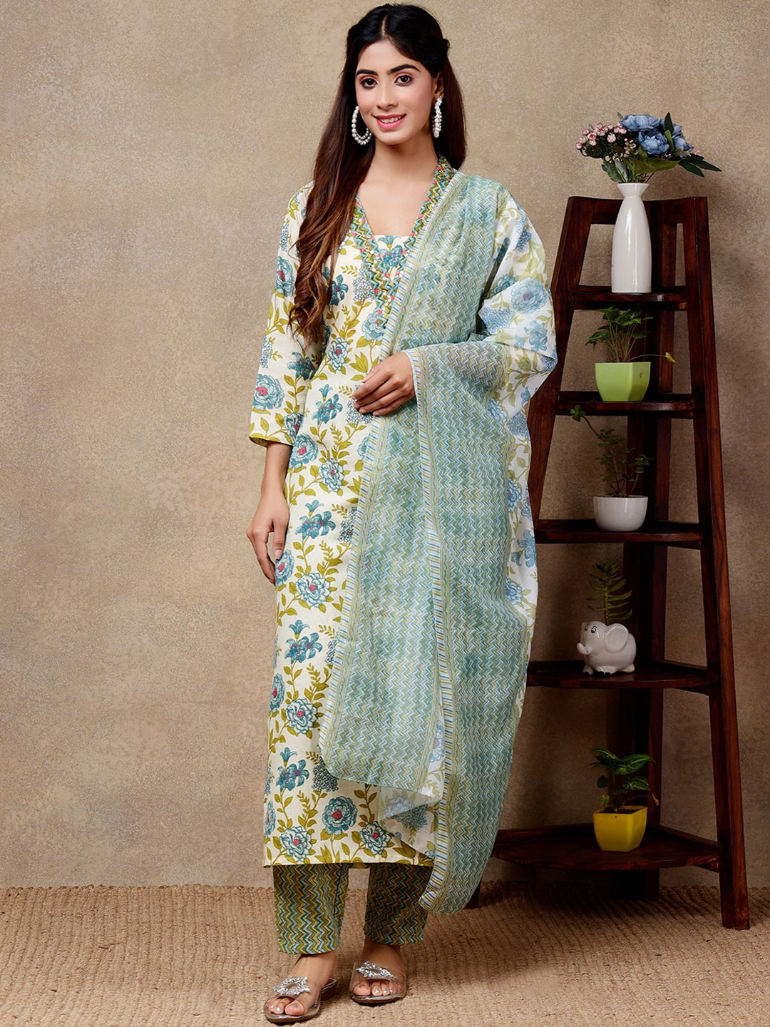 J.KANJI Floral Printed Regular Sequinned Pure Cotton Kurta With Trousers & Dupatta, Green
J.KANJI Floral Printed Regular Sequinned Pure Cotton Kurta With Trousers & Dupatta, Green
