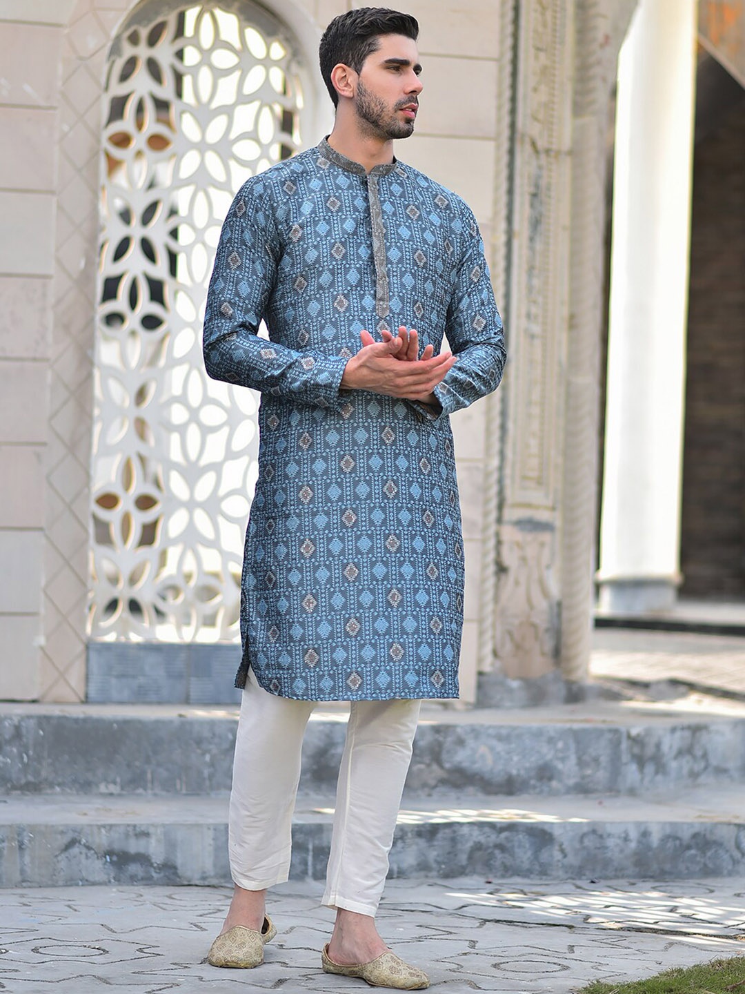 HOUSE OF DEYANN Ethnic Motifs Embroidered Mandarin Collar Long Sleeves Kurta with Pyjamas, Blue
HOUSE OF DEYANN Ethnic Motifs Embroidered Mandarin Collar Long Sleeves Kurta with Pyjamas, Blue