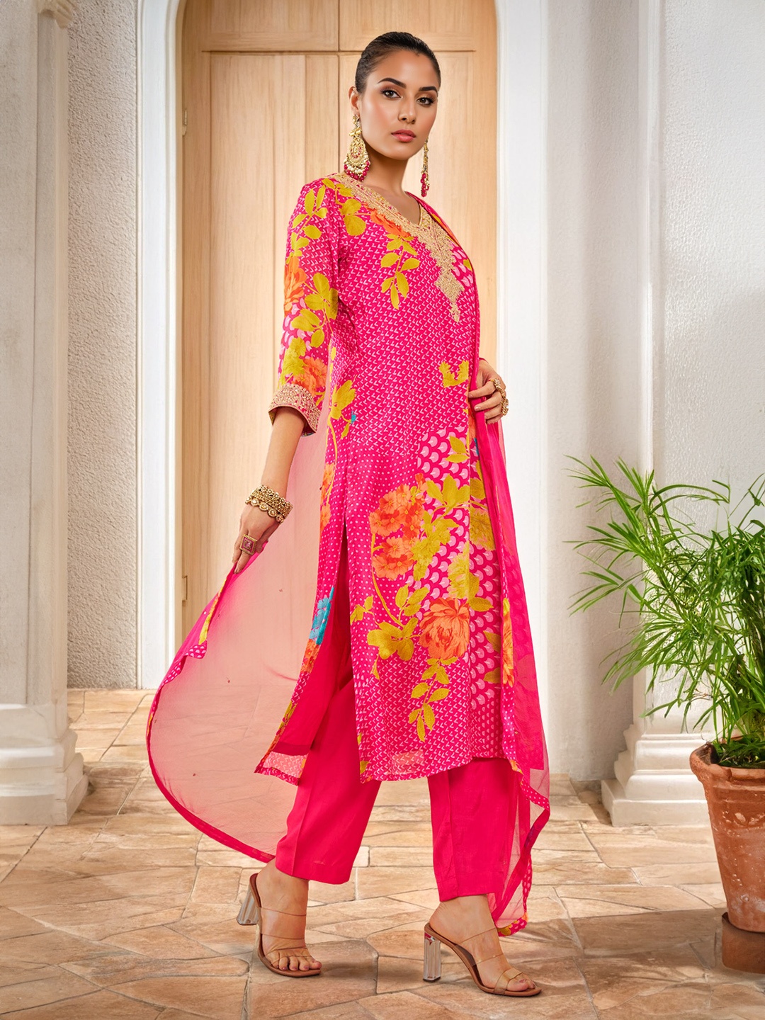 Soch Floral Embroidered Regular Sequinned Kurta with Trousers & With Dupatta, Pink
Soch Floral Embroidered Regular Sequinned Kurta with Trousers & With Dupatta, Pink