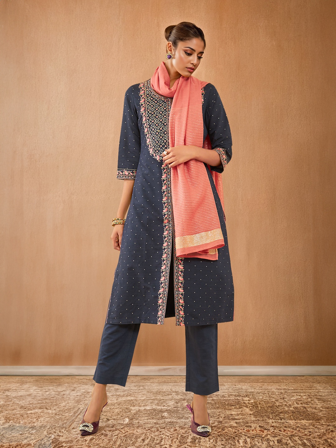 Soch Floral Embroidered Regular Thread Work Kurta with Trousers & With Dupatta, Navy blue
Soch Floral Embroidered Regular Thread Work Kurta with Trousers & With Dupatta, Navy blue