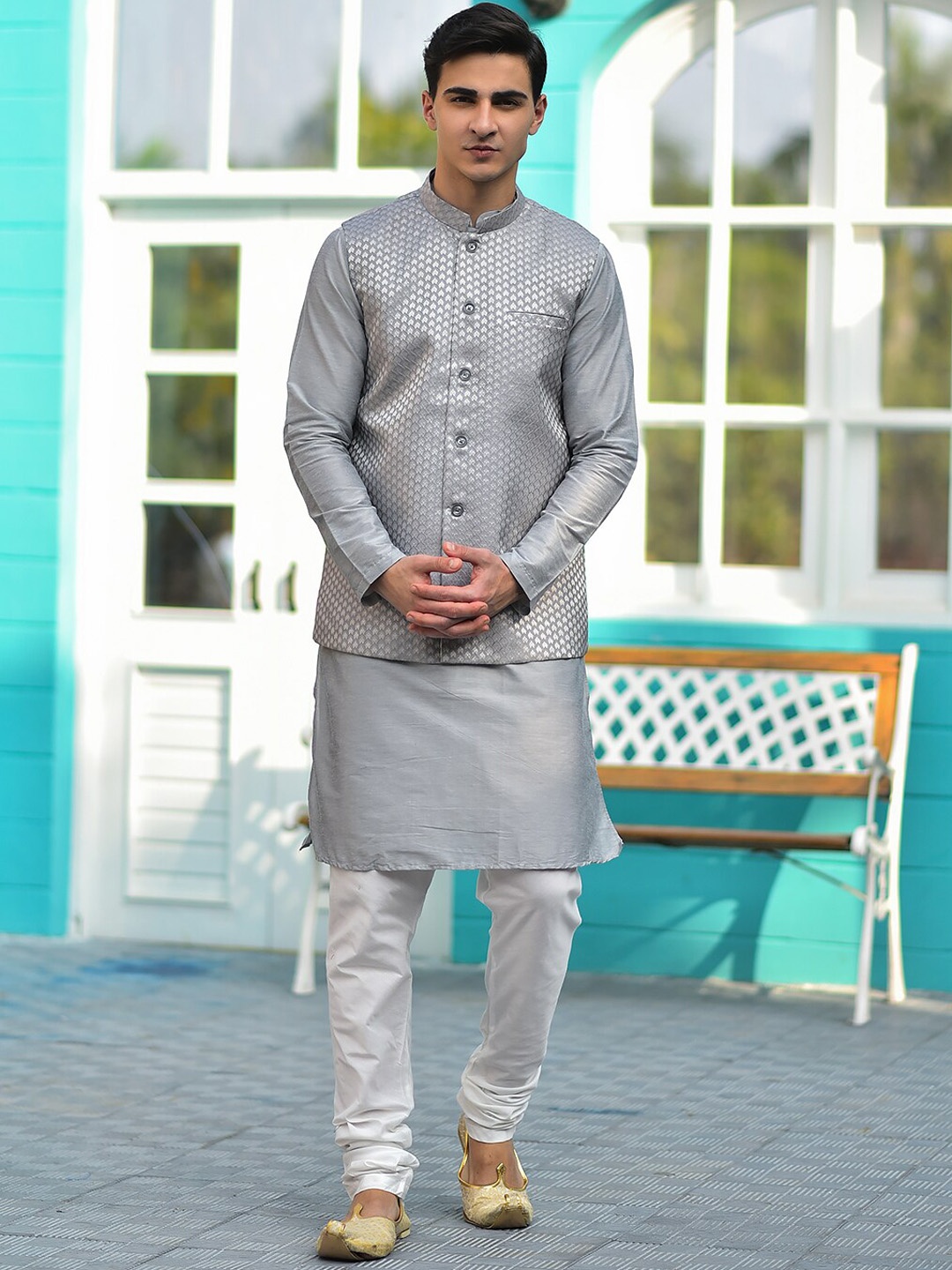 HOUSE OF DEYANN Ethnic Motifs Mandarin Collar Straight Kurta Churidar And Nehru jacket, Silver
HOUSE OF DEYANN Ethnic Motifs Mandarin Collar Straight Kurta Churidar And Nehru jacket, Silver