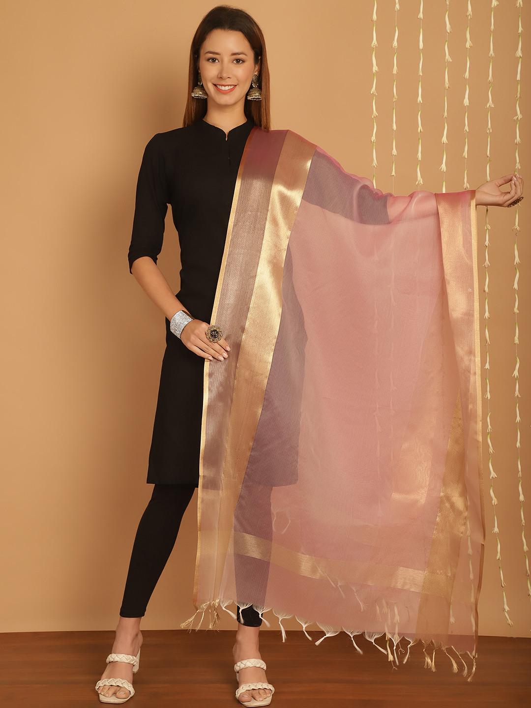 SOUNDARYA Tasselled Border Banarasi Silk Dupatta, Pink
SOUNDARYA Tasselled Border Banarasi Silk Dupatta, Pink