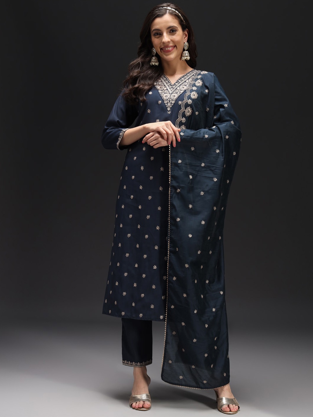 HEEPOSH Floral Embroidered Regular Zardozi Kurta with Trousers & With Dupatta, Navy blue
HEEPOSH Floral Embroidered Regular Zardozi Kurta with Trousers & With Dupatta, Navy blue