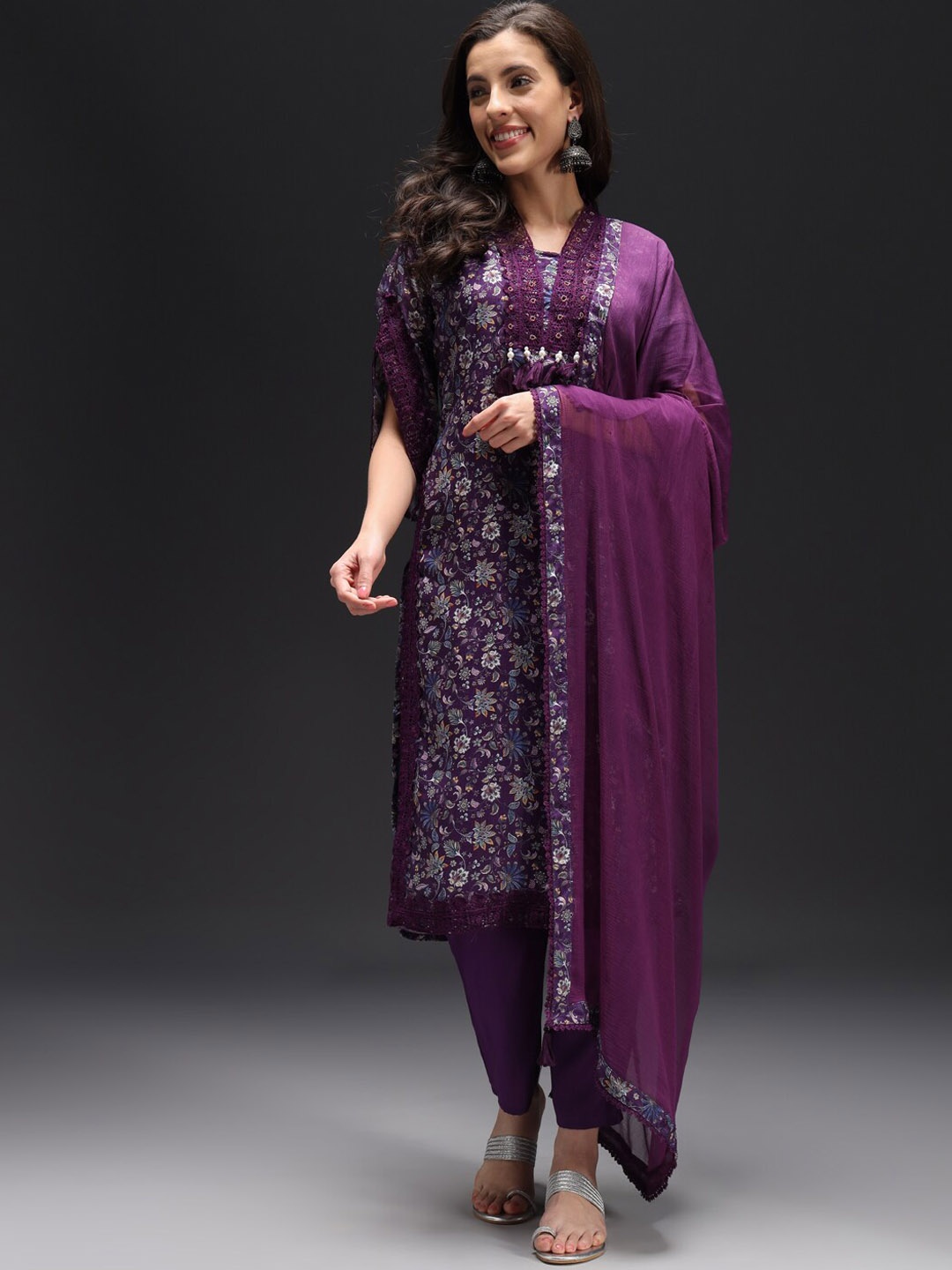 HEEPOSH Floral Printed Regular Beads and Stones Silk Crepe Kurta with Trousers & Dupatta, Purple
HEEPOSH Floral Printed Regular Beads and Stones Silk Crepe Kurta with Trousers & Dupatta, Purple