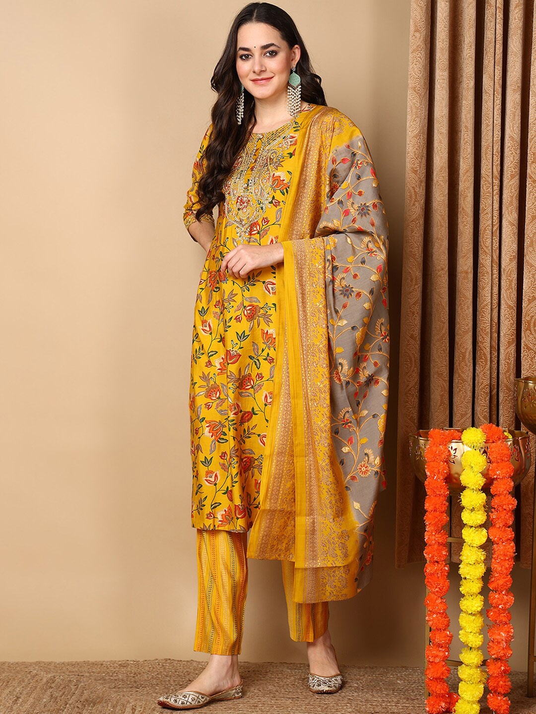 KALINI Floral Printed Round Neck Sequinned Straight Kurta With Trouser & Dupatta, Yellow
KALINI Floral Printed Round Neck Sequinned Straight Kurta With Trouser & Dupatta, Yellow