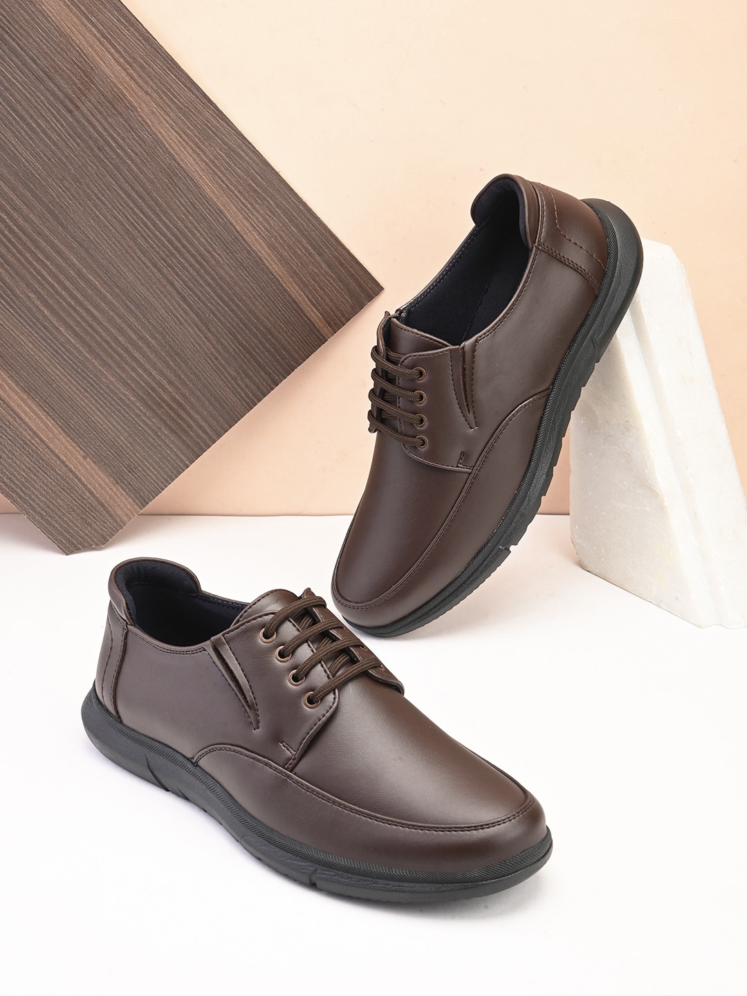 The Roadster Lifestyle Co. Men Brown Lightweight Memory-Foam Lace-Up Casual Sneakers
The Roadster Lifestyle Co. Men Brown Lightweight Memory-Foam Lace-Up Casual Sneakers