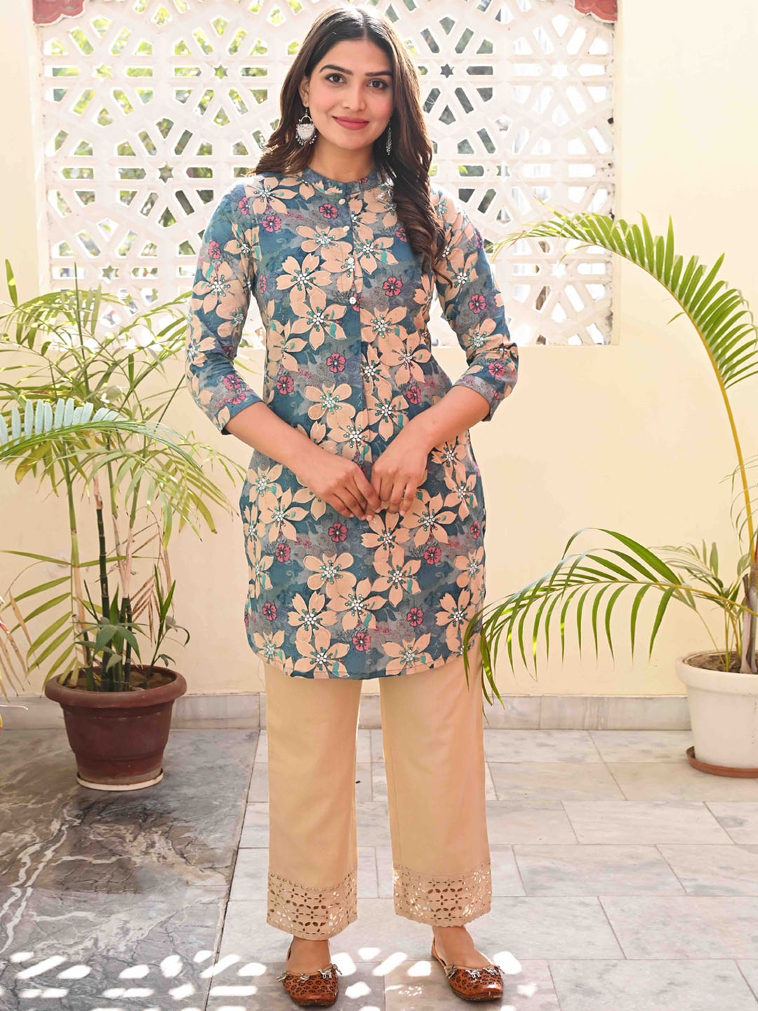 Do Dhaage Floral Printed Mandarin Collar Pure Cotton Straight Kurta with Trousers, Blue
Do Dhaage Floral Printed Mandarin Collar Pure Cotton Straight Kurta with Trousers, Blue