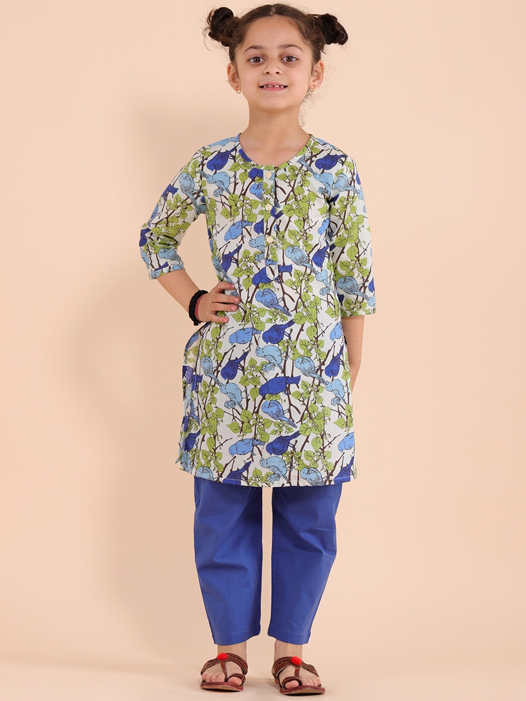 Sangria Girls Blue Ethnic Motifs Printed Regular Pure Cotton Kurta with Trousers, Green
Sangria Girls Blue Ethnic Motifs Printed Regular Pure Cotton Kurta with Trousers, Green