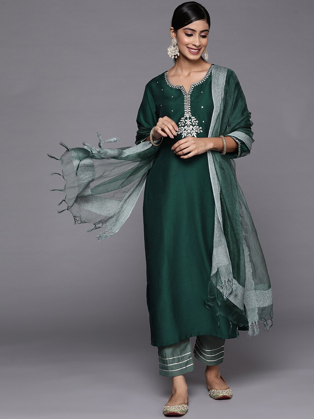KALINI Ethnic Motifs Embroidered Straight Round Neck Kurta With Trousers & Dupatta, Green
KALINI Ethnic Motifs Embroidered Straight Round Neck Kurta With Trousers & Dupatta, Green