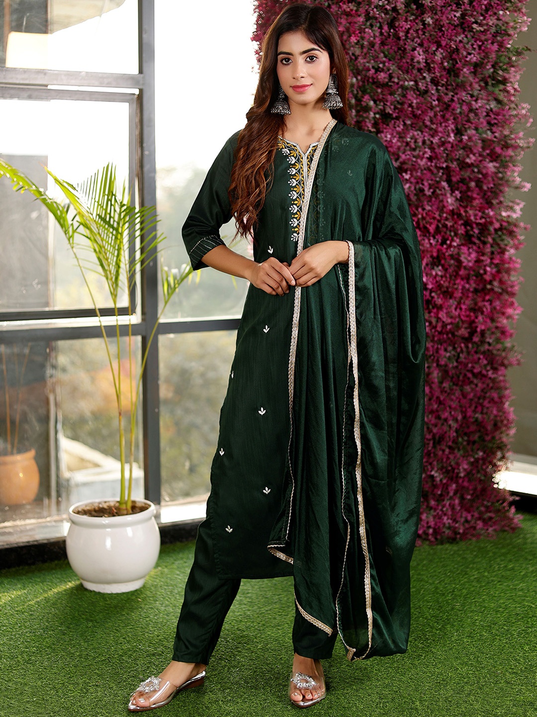 J.KANJI Floral Embroidered Gotta Patti Straight Kurta With Trousers & Dupatta, Green
J.KANJI Floral Embroidered Gotta Patti Straight Kurta With Trousers & Dupatta, Green