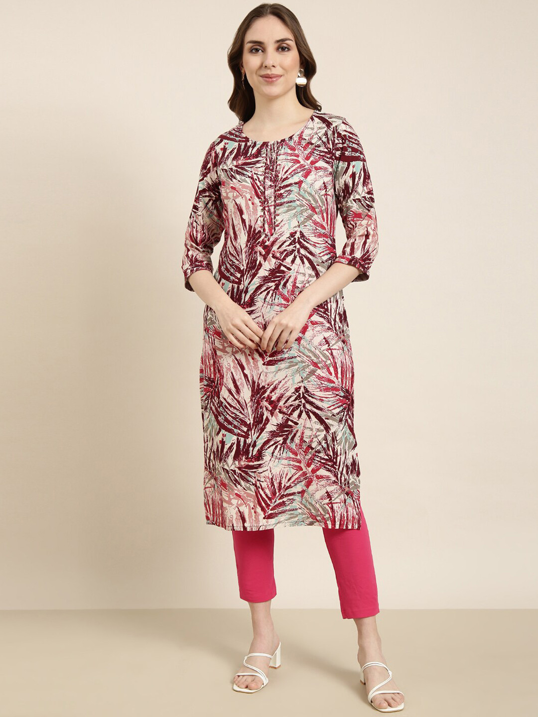 SHOWOFF Floral Printed Regular Sleeves Sequinned Cotton Floral Kurta, Maroon
SHOWOFF Floral Printed Regular Sleeves Sequinned Cotton Floral Kurta, Maroon
