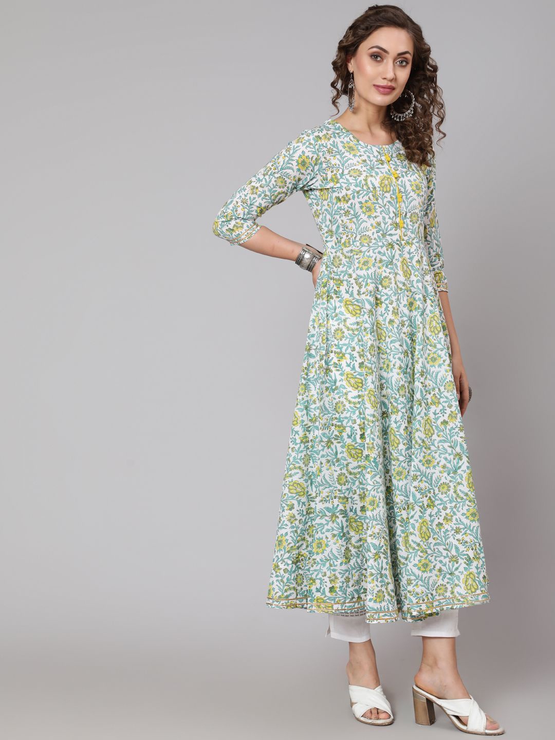 GLAM ROOTS Floral Printed Round Neck Three Quarter Sleeves Cotton Anarkali Kurta, Green
GLAM ROOTS Floral Printed Round Neck Three Quarter Sleeves Cotton Anarkali Kurta, Green