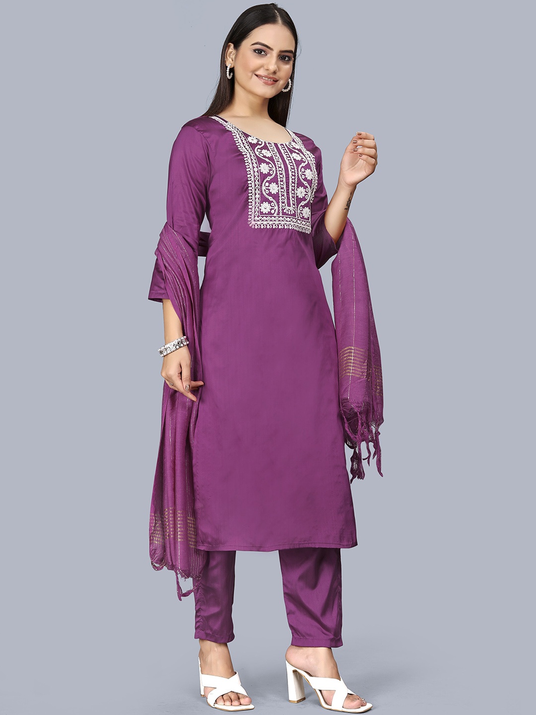 DIVASTRI Round Neck Floral Yoke Design Thread Work Straight Kurta with Palazzos & Dupatta, Purple
DIVASTRI Round Neck Floral Yoke Design Thread Work Straight Kurta with Palazzos & Dupatta, Purple