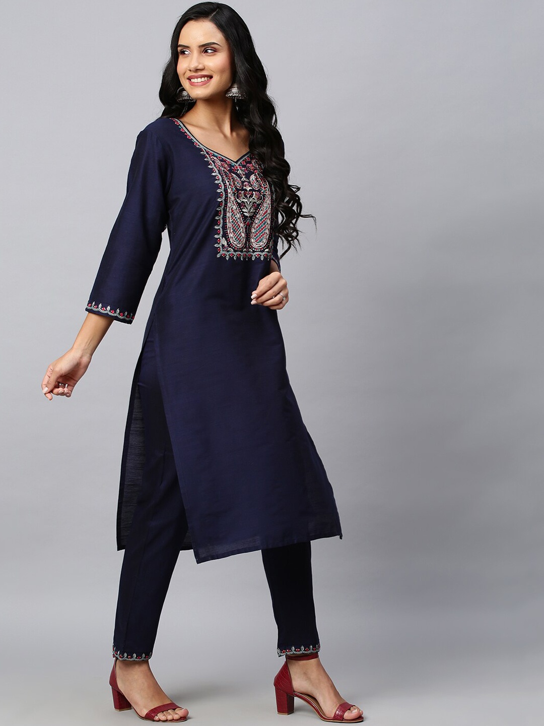 DIVASTRI V Neck Paisley Yoke Design Thread Work Straight Kurta with Palazzos, Blue
