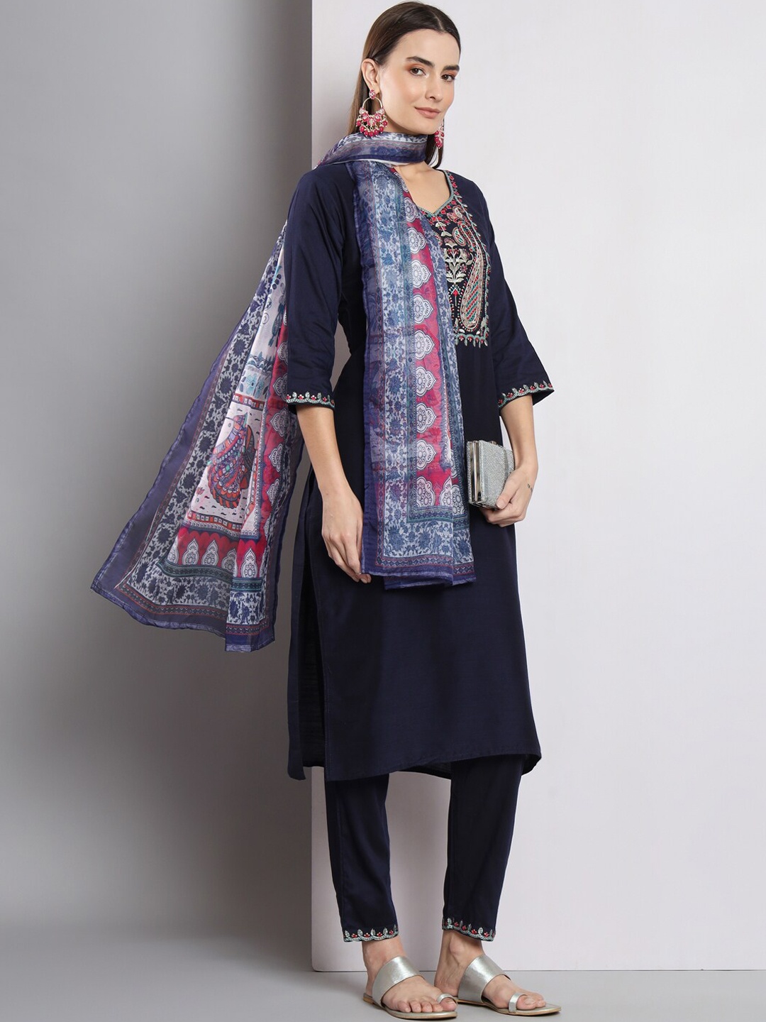 DIVASTRI Ethnic Motifs Yoke Design Regular Thread Work Kurta with Trousers & Dupatta, Navy blue
DIVASTRI Ethnic Motifs Yoke Design Regular Thread Work Kurta with Trousers & Dupatta, Navy blue