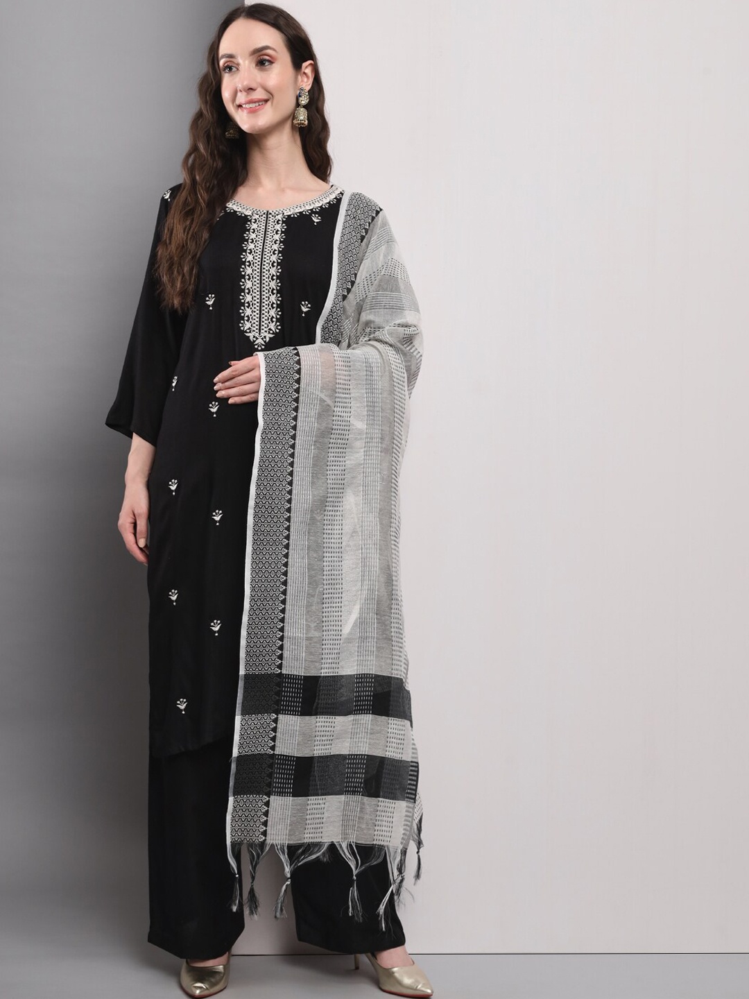 DIVASTRI Round Neck Floral Embroidered Thread Work Kurta with Palazzos & Dupatta, Black
DIVASTRI Round Neck Floral Embroidered Thread Work Kurta with Palazzos & Dupatta, Black