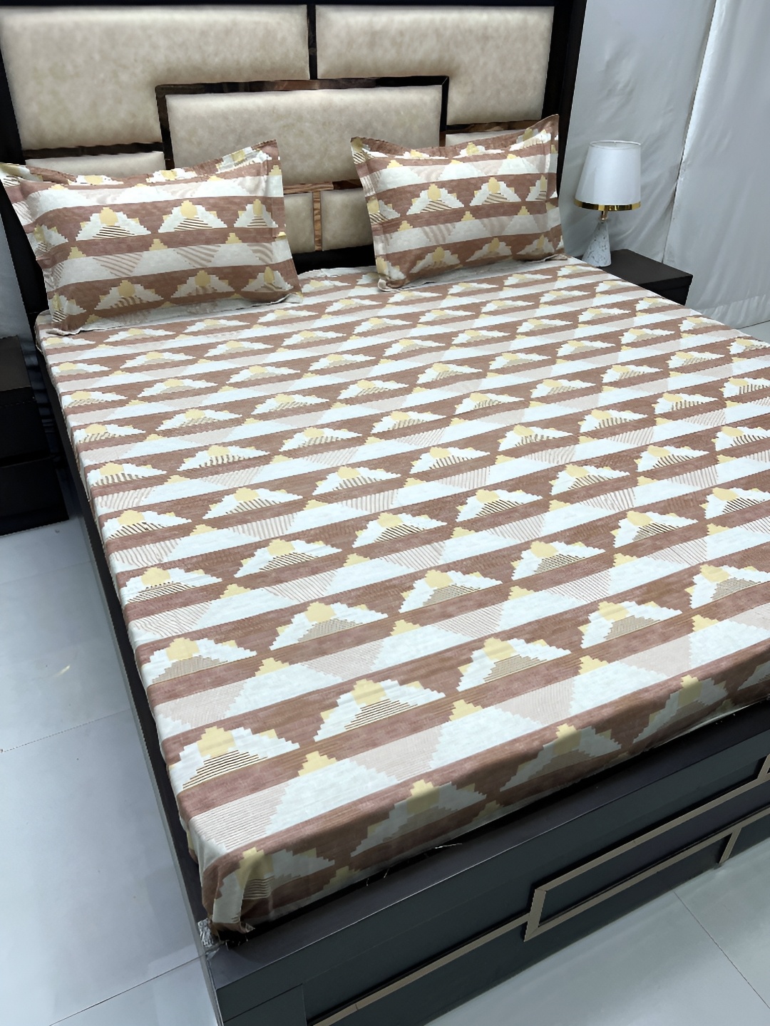 Pure Decor Velar Brown & White Abstract Cotton 350 TC King Bedsheet With 2 Pillow Covers
Pure Decor Velar Brown & White Abstract Cotton 350 TC King Bedsheet With 2 Pillow Covers