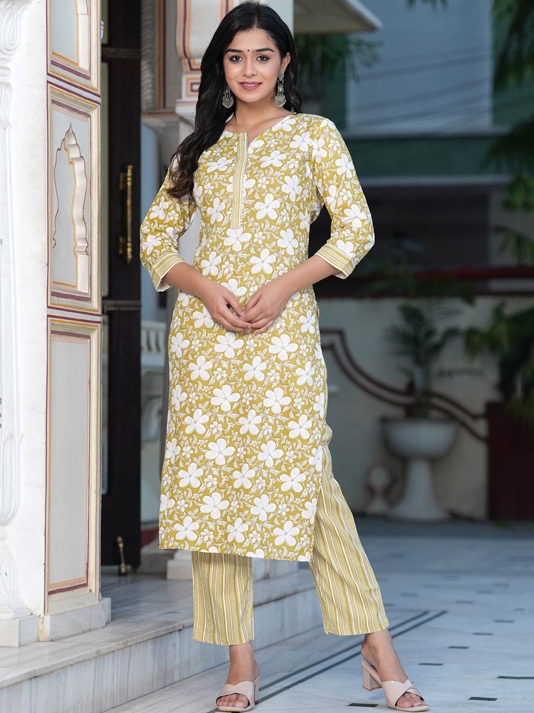 SIDDHANAM Round Neck Three Quarter Sleeves Floral Printed Regular Kurta with Trousers, Yellow
SIDDHANAM Round Neck Three Quarter Sleeves Floral Printed Regular Kurta with Trousers, Yellow