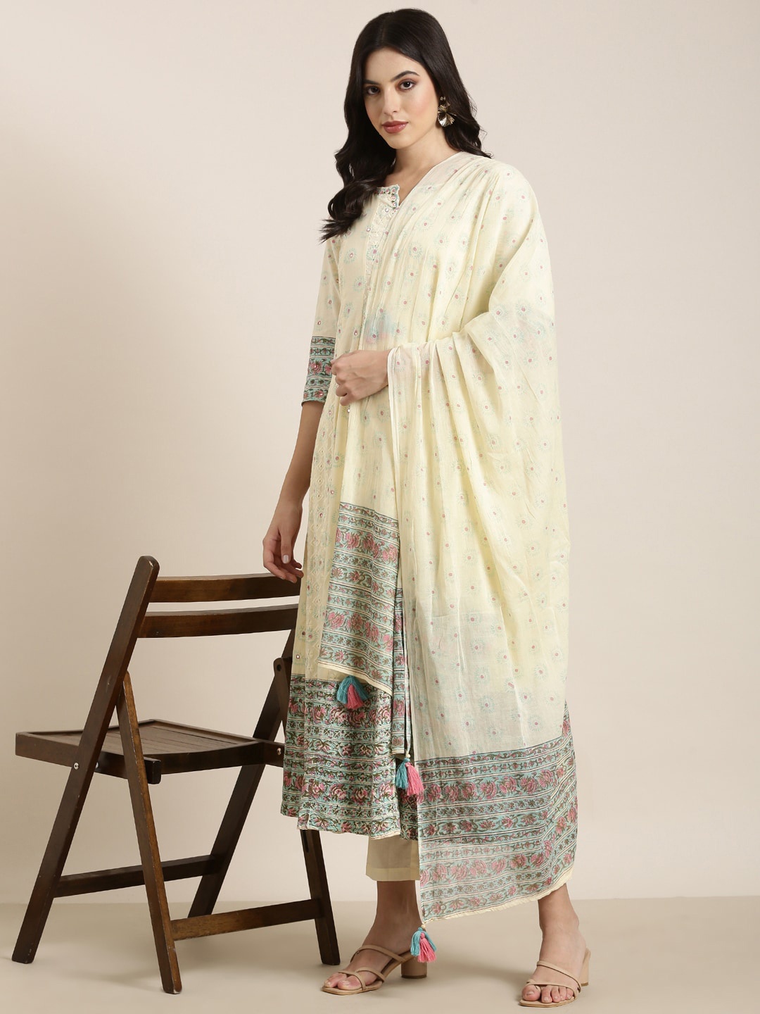 SHOWOFF Floral Printed Panelled Round Neck Mirror Work Kurta with Trousers & With Dupatta, Cream
SHOWOFF Floral Printed Panelled Round Neck Mirror Work Kurta with Trousers & With Dupatta, Cream