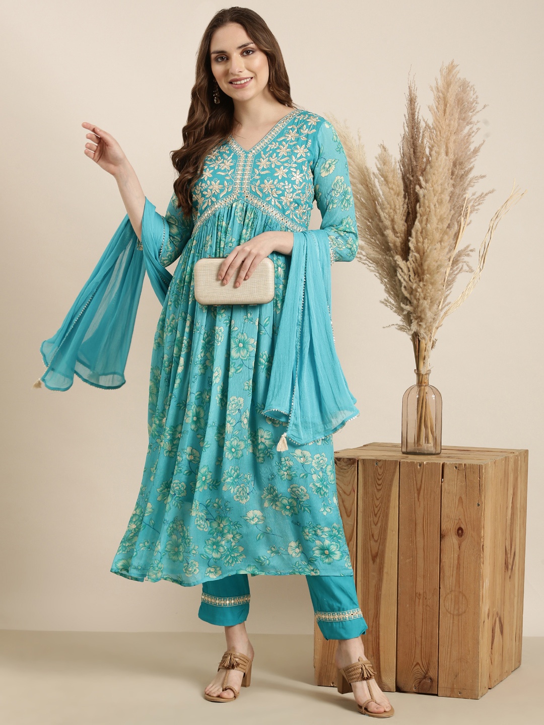 SHOWOFF Floral Printed Empire Thread Work V-Neck Anarkali Kurta with Trousers & Dupatta, Blue
SHOWOFF Floral Printed Empire Thread Work V-Neck Anarkali Kurta with Trousers & Dupatta, Blue