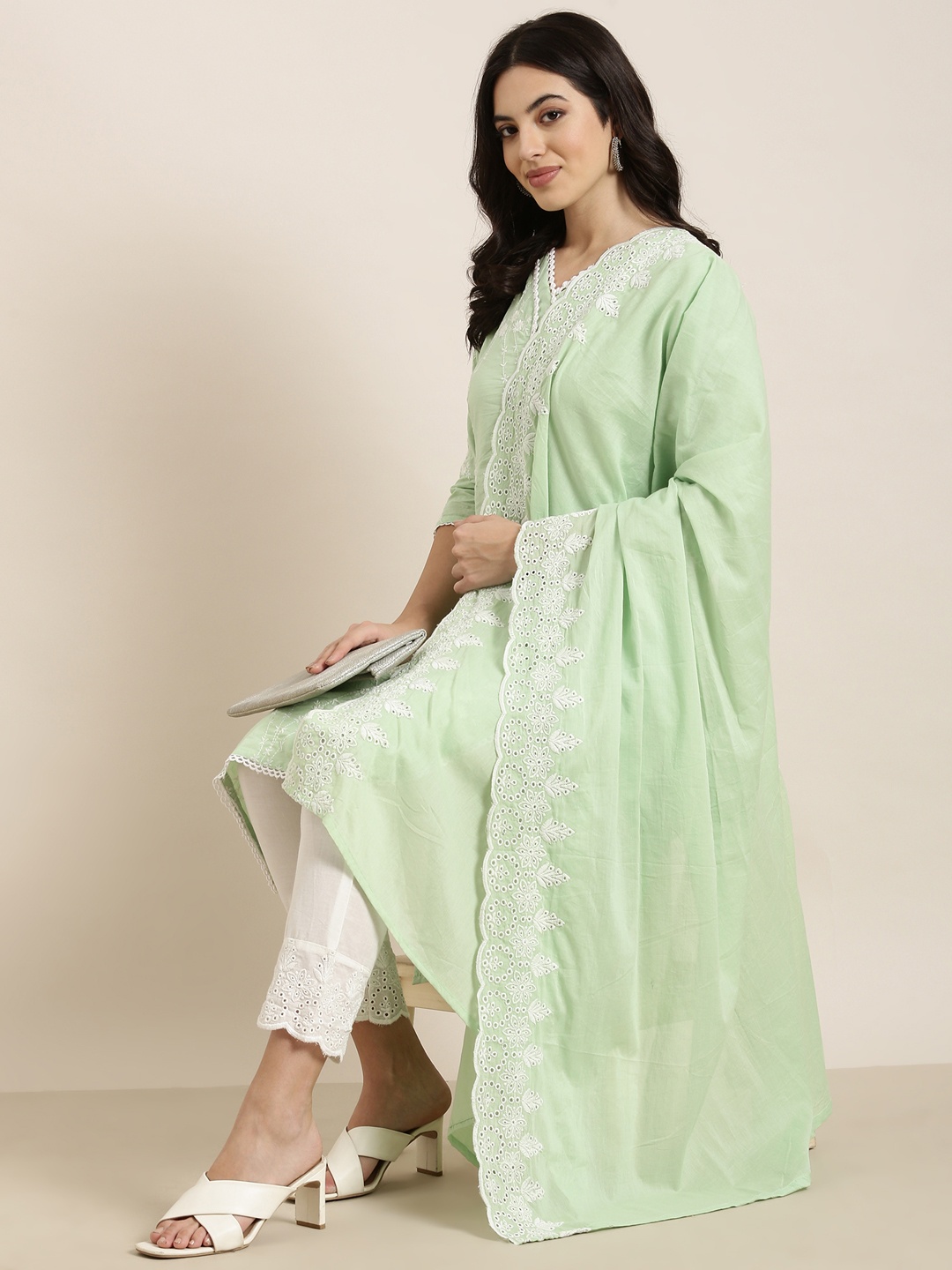 SHOWOFF Floral Embroidered Regular Thread Work Straight Kurta with Trousers & Dupatta, Green
SHOWOFF Floral Embroidered Regular Thread Work Straight Kurta with Trousers & Dupatta, Green