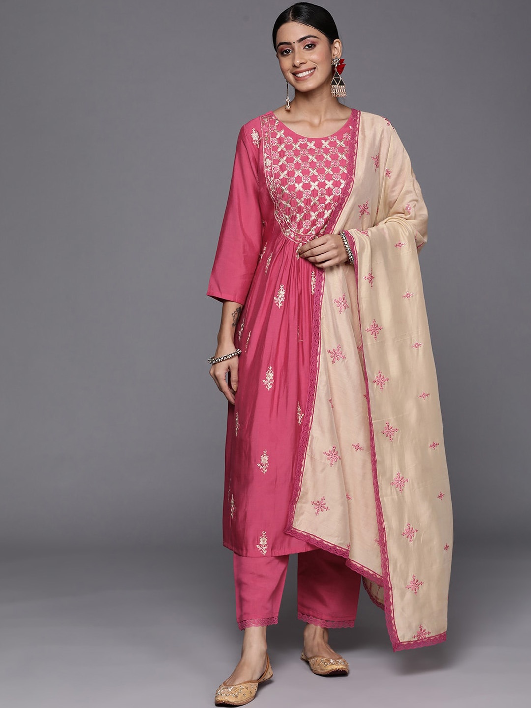 KALINI Ethnic Motifs Embroidered Regular Thread Work Kurta with Trousers & Dupatta, Pink
KALINI Ethnic Motifs Embroidered Regular Thread Work Kurta with Trousers & Dupatta, Pink