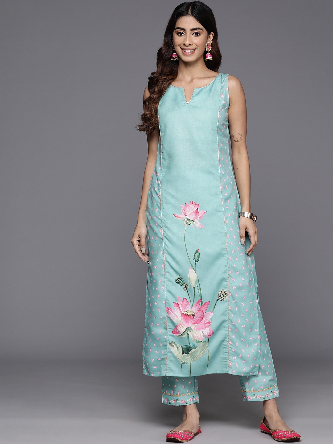 Ahalyaa Floral Printed Panelled Gotta Patti Kurta with Trousers, Blue
Ahalyaa Floral Printed Panelled Gotta Patti Kurta with Trousers, Blue