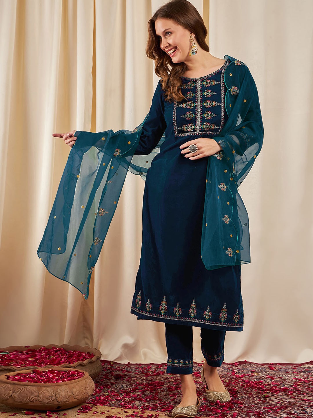 BLACK SCISSOR Ethnic Motifs Yoke Design Regular Thread Work Kurta with Trousers & Dupatta, Teal
BLACK SCISSOR Ethnic Motifs Yoke Design Regular Thread Work Kurta with Trousers & Dupatta, Teal