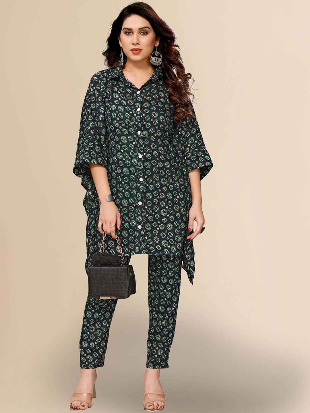 TITANIUM SILK INDUSTRIES PVT. LTD. Shirt Collar Printed Regular Kurta with Trousers, Green
TITANIUM SILK INDUSTRIES PVT. LTD. Shirt Collar Printed Regular Kurta with Trousers, Green